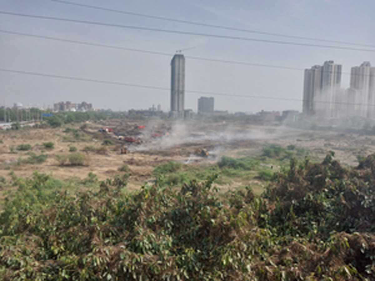 नोएडा : चार दिन बाद डंपिंग ग्राउंड की आग पूरी तरह काबू